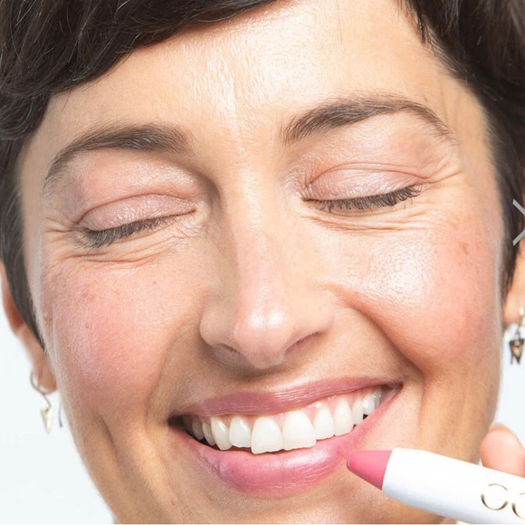 NWT OGEE lip oil in color Camellia 🌸 - Picture 2 of 9